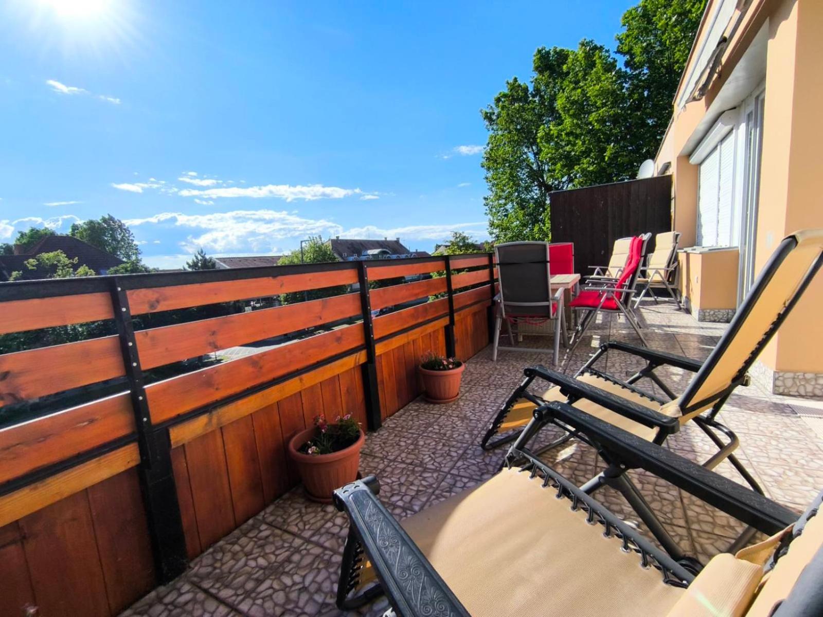 100 Lepes - 100 Steps - Apt With Huge Terrace Next To The Thermal Bath Harkány Exterior foto