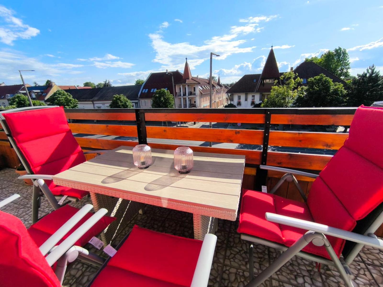 100 Lepes - 100 Steps - Apt With Huge Terrace Next To The Thermal Bath Harkány Exterior foto